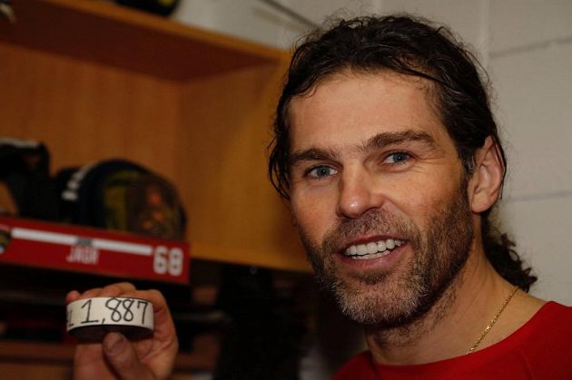 Jaromír Jágr a puk, který se zapsal do historie. Český útočník se dostal na druhé místo v historii kanadského bodování NHL.