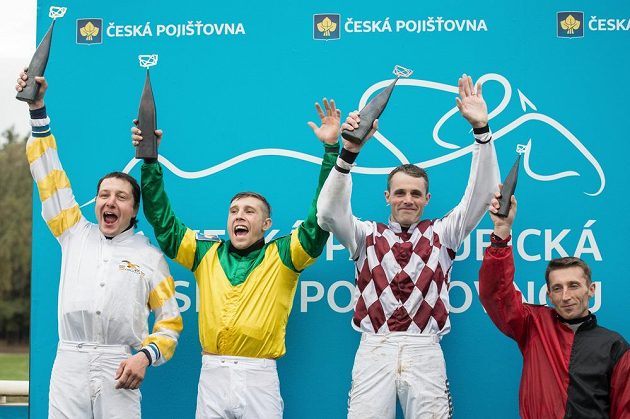 Vítěz 126. Velké pardubické žokej Jan Faltejsek (vlevo), druhý Jan Kratochvíl, třetí Josef Bartoš a čtvrtý Josef Sovka.