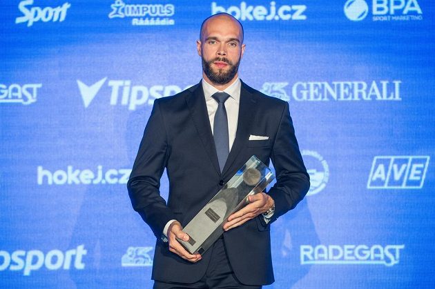 Nejlepší hokejista sezóny Michal Vondrka během vyhlášení ankety Hokejista sezóny 2016/2017.