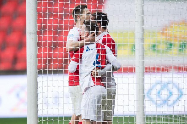 Fotbalisté Slavie Praha (zleva): Milan Škoda, Jan Sýkora a Josef Hušbauer oslavují čtvrtý gól proti Hradci.