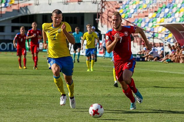 Česká devatenáctka vykročila do evropského šampionátu vítězně, neboť v Tbilisi porazila 2:1 Švédsko.