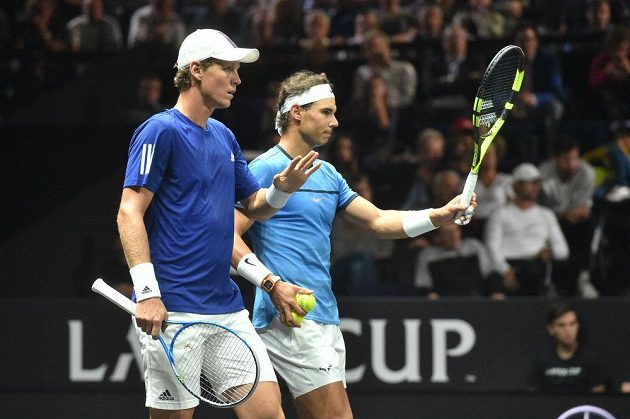 Tomáš Berdych (vlevo) a Rafael Nadal (vpravo) při čtyřhře proti Nicku Kyrgiosovi a Jacku Sockovi.