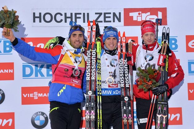 Tři nejlepší biatlonisté ze sprintu SP v Hochfilzenu: (zleva) stříbrný Francouz Martin Fourcade, vítěz Simon Schempp z Německa a bronzový Nor Tarjei Bö.