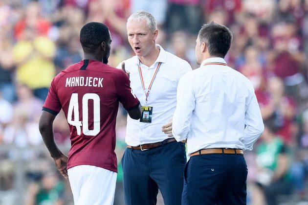 Sparťan Georges Mandjeck v rozhovoru s trenérem Václavem Jílkem a vedoucím mužstva Miroslavem Baranekem během utkání s Ostravou.
