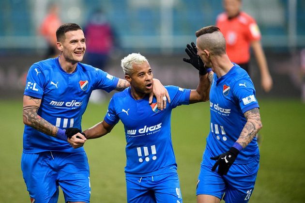 Fotbalisté Baníku Ostrava Roman Potočný, Dyjan Carlos De Azevedo a Jiří Fleišman oslavují gól.