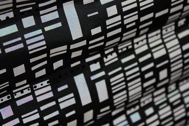 Vesta Nike Aeroloft Flash: Detailní pohled na ventilační perforaci a reflexní prvky.