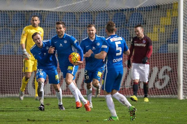 Liberecký útočník Marek Bakoš (druhý zleva) slaví se spoluhráči gól proti Spartě v úvodním čtvrtfinále MOL Cupu.