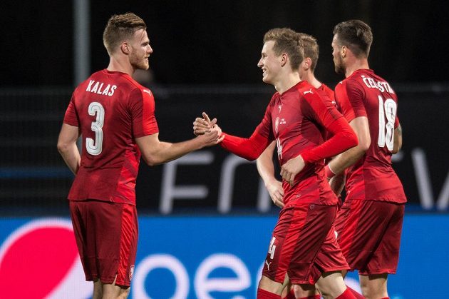 Jakub Jankto (vpravo) a Tomáš Kalas oslavují gól na 2:0 během přátelského utkání s Litvou.