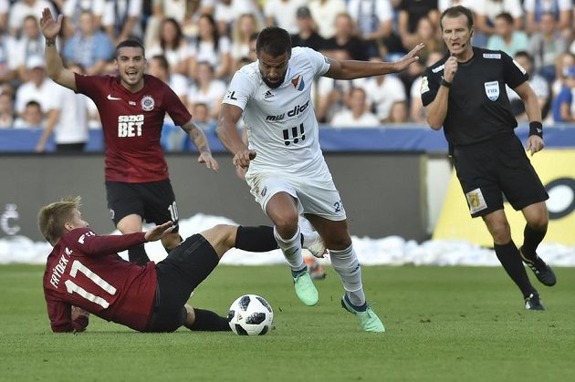 O míč bojují (zleva) Martin Frýdek ze Sparty a ostravský Milan Baroš. V pozadí jsou Nicolae Stanciu ze Sparty a rozhodčí Pavel Královec.