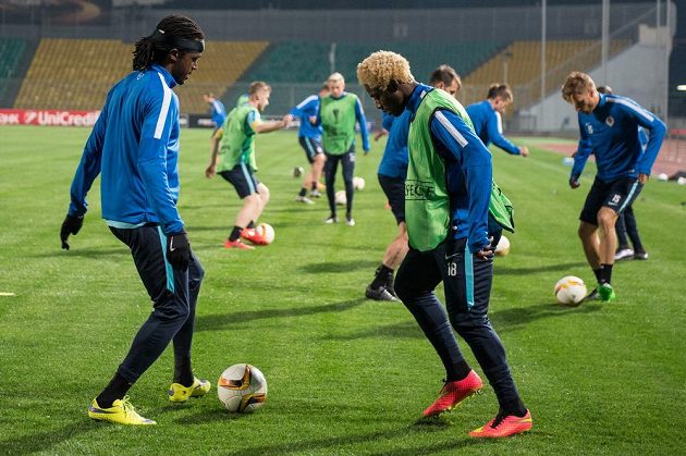 Fotbalisté Sparty Costa (vlevo) a Tiémoko Konaté během tréninku před odvetným utkáním prvního kola play off Evropské ligy s Krasnodarem.