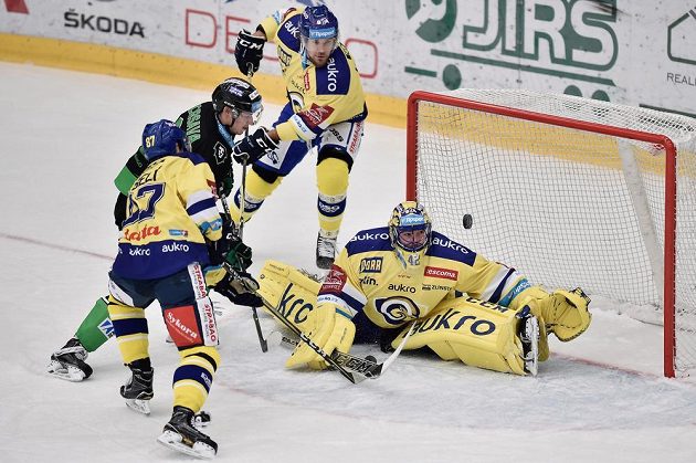 Mladoboleslavský útočník Jakub Orsava překonává Tomáše Štůralu v brance Zlína. Přihlížejí hráči Zlína Ondřej Veselý (vlevo) a Tomáš Valenta.