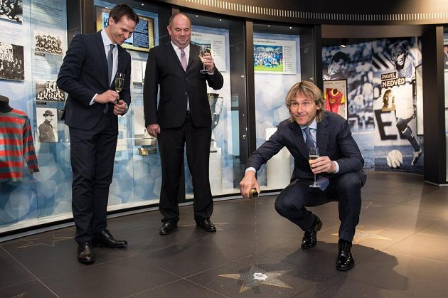 Internacional Pavel Nedvěd (vpravo), generální sekretář FAČR Rudolf Řepka (vlevo) a předseda Miroslav Pelta během slavnostního uvedení Pavla Nedvěda do Síně slávy českého fotbalu.