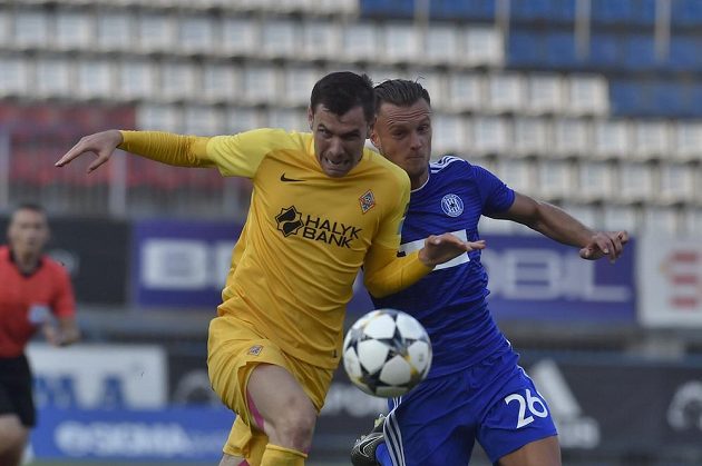 Martin Nešpor z Olomouce (vpravo) a Sergej Politevič z Kajratu. 