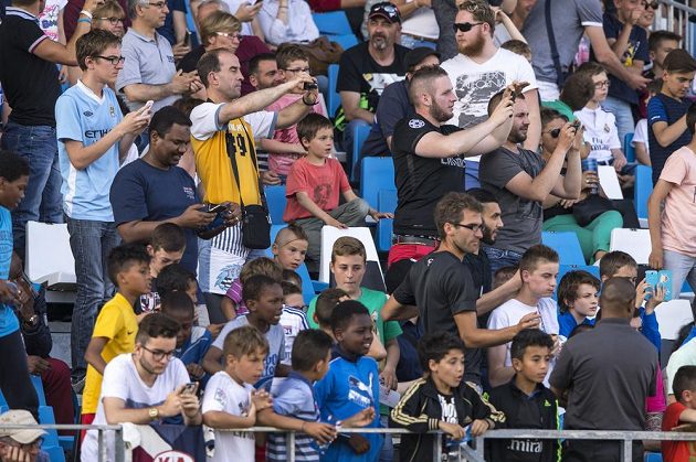 Čeští fotbalisté poprvé trénovali v dějišti mistrovství Evropy, příprava Vrbova týmu místní fanoušky zajímala.