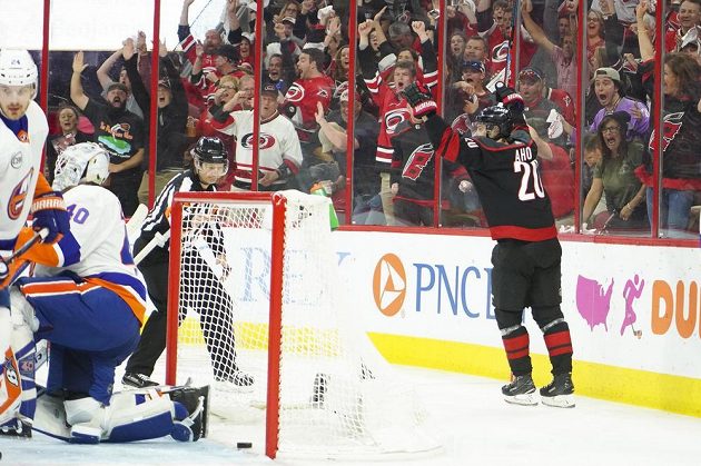 Finský útočník Caroliny Sebastian Aho (vpravo) oslavuje svůj gól do sítě NY Islanders ve čtvrtém utkání 2. kola play off NHL.