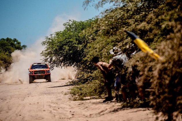Martin Prokop s vozem Ford na trati druhé etapy Rallye Dakar.