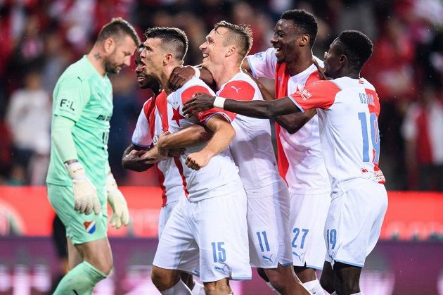 Fotbalisté Slavie Praha Ubong Moses Ekpai, Ondřej Kúdela, Stanislav Tecl, Ibrahim Traoré a Oscar Dorley oslavují gól během utkání 5. kola Fortuna ligy.