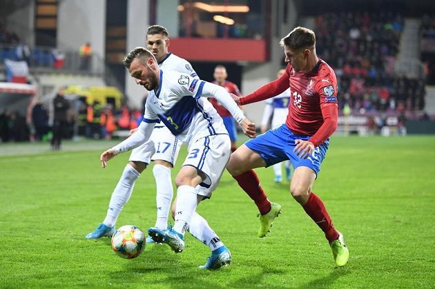 Lukáš Masopust (12) se snaží atakovat Kosovany Fidana Alitiho (3) a Benjamina Kololliho (17).