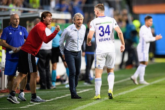 Trenéři Mladé Boleslavi Jan Baránek (vlevo) a Jozef Weber a Antonín Křapka během utkání 3. předkola Evropské ligy