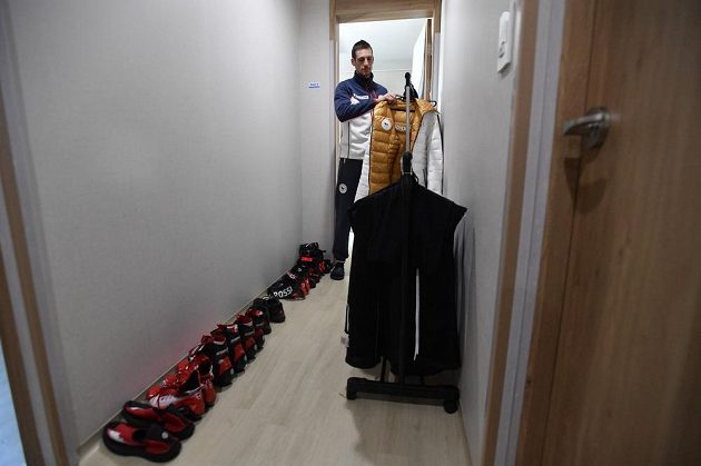 Běžec na lyžích Martin Jakš ukazuje společnou chodbu bytu v jednom z objektů v olympijské vesnici, kde jsou ubytováni čeští sportovci.