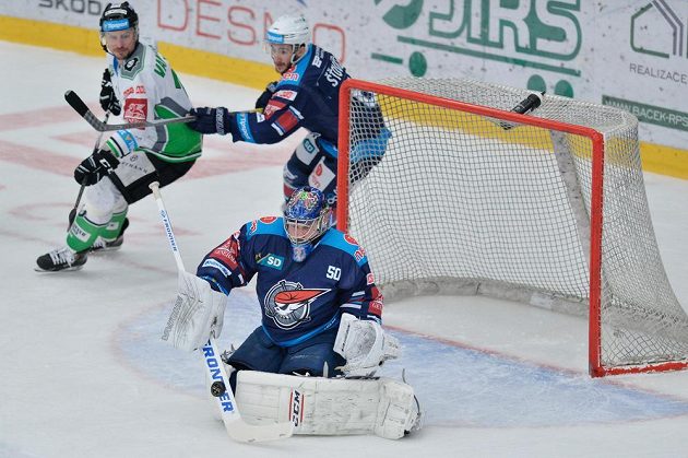 Brankář Ján Laco a Martin Šťovíček z Chomutova, brání Petu Vampolovi z Boleslavi během čtvrtého zápasu předkola play off hokejové extraligy.