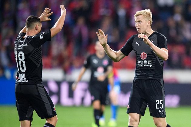 Fotbalisté Slavie Jan Bořil (vlevo) a Michal Frydrych oslavují vítězství nad Plzní.