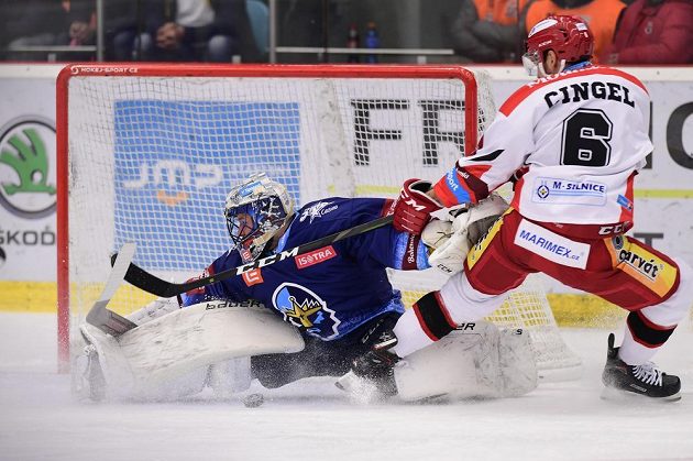Hokejový brankář Kladna Denis Godla a Lukáš Cingel z Hradce Králové během utkání extraligy.