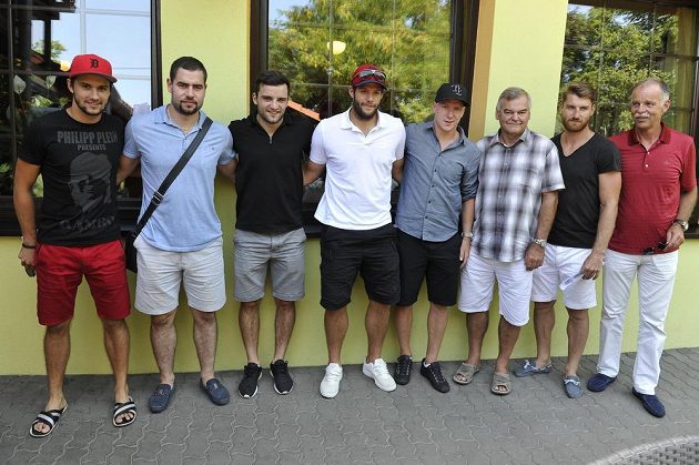 Zleva Petr Mrázek, Roman Polák, Dominik Uher, Tomáš Vincour, Ondřej Palát, Vladimír Vůjtek, Jakub Nakládal a Slavomír Lener při neformálním setkání trenéra české hokejové reprezentace s hráči z NHL.