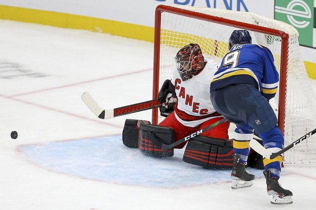 Brankář Caroliny Hurricanes Petr Mrázek (34) inkasoval na ledě St. Louis šest gólů.
