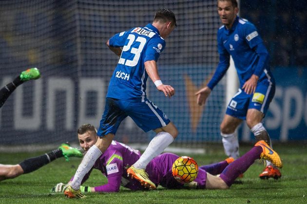 Záložník Slovanu Liberec Egon Vůch, jablonecký brankář Michal Bárta a Marek Bakoš.