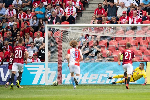 Brankář Slavie Praha Přemysl Kolář inkasuje gól z nářízené penalty během derby v utkání nadstavby Fortuna ligy.