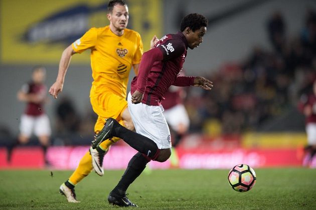 Střídající sparťan Tiémoko Konaté (vpravo) gólový účet derby s Duklou nerozšířil.