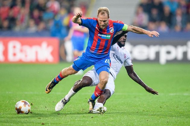 John Ogu z Beer Ševy a Daniel Kolář z Viktorie Plzeň během utkání základní skupiny Evropské ligy.