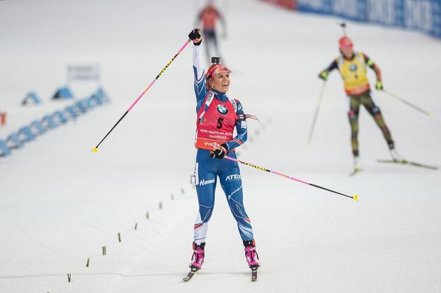 Gabriela Koukalová v cíli závodu s hromadným startem na 12,5 km ve Vysočina Areně.