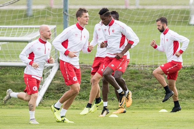 Fotbalisté Slavie (zleva) Miroslav Stoch, Tomáš Necid, Simon Deli a Josef Hušbauer.