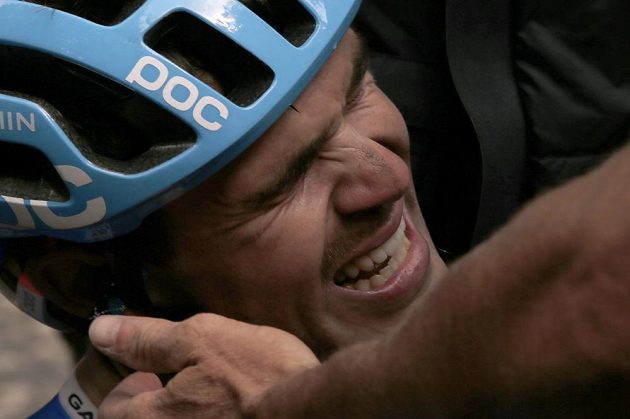 Ne, to není cyklista po pádu. Novozélanďan Jack Bauer smutní poté, co ho těsně před cílem dojelo pole a přišel o možnost zvítězit v 15. etapě Tour.