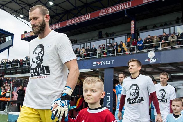 Brankář Sparty David Bičík nastupuje k utkání s portrétem Pavla Srníčka na tričku.