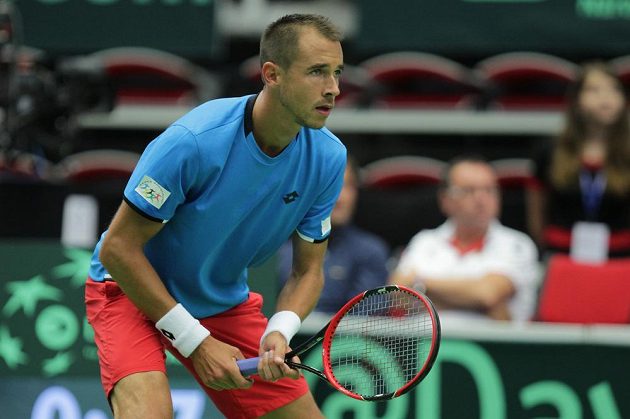 Český tenista Lukáš Rosol v zápase s Jo-Wilfriedem Tsongou ve čtvrtfinále Davisova poháru.