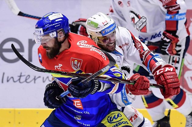Zdeněk Kutlák z Budějovic a Brian Ihnačák z Pardubic v akci během utkání baráže o hokejovou extraligu.