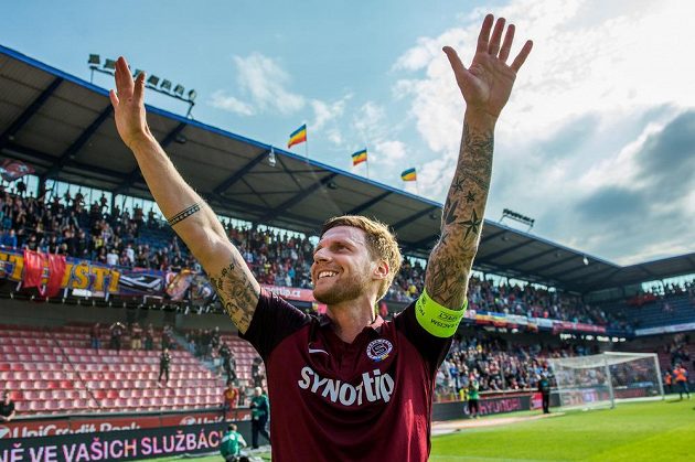 Radoslav Kováč se loučí s fanoušky Sparty po utkání 30. kola Synot ligy s Jihlavou.