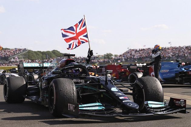 Za neuctivé a nesportovní označil nizozemský jezdec Max Verstappen vítězné oslavy Lewise Hamiltona po Velké ceně Británie
