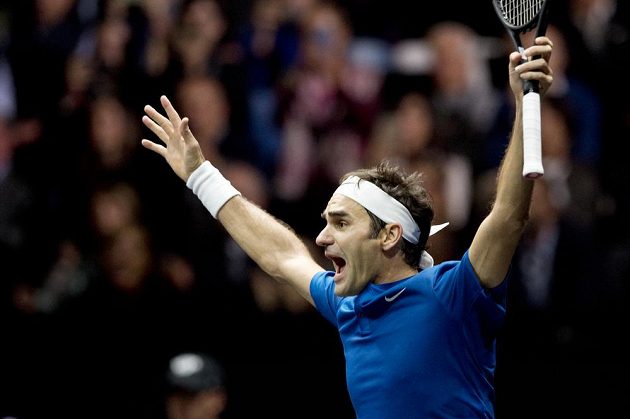 Švýcar Roger Federer z týmu Evropy se raduje z výhry nad Australanem Nickem Kyrgiosem z výběru světa i celkového vítězství týmu v Laver Cupu.