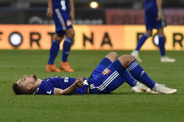 David Houska z Olomouce leží zklamaně na trávníku po skončení zápasu se Slavií. Hanáci prohráli 0:3.