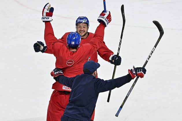 Strikers Jan Kovář (back), Dominik Kubalík and coach Filip Pešán rejoice at the goal in Wednesday's practice.