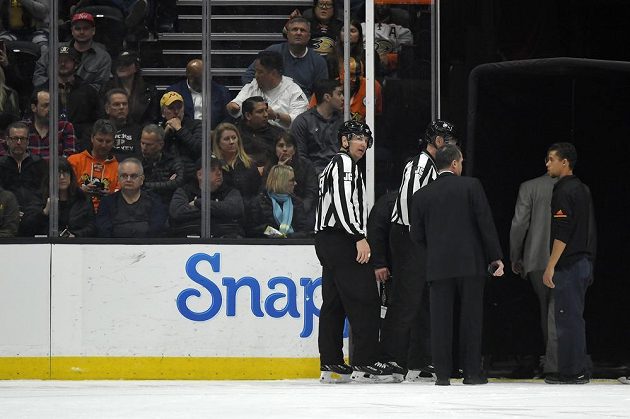 Rozhodčí utkání Anaheim - St. Louis opouštějí arenu poté, co Jay Bouwmeester zkolaboval.