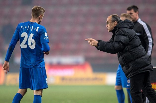 Brněnský trenér Václav Kotal udílí pokyny Radku Buchtovi v dohrávce 15. kola Synot ligy na Spartě.