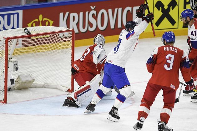 Slovenská radost. Zleva český brankář Pavel Francouz dostává druhý gól, Tomáš Jurčo ze Slovenska a Radko Gudas z Česka.