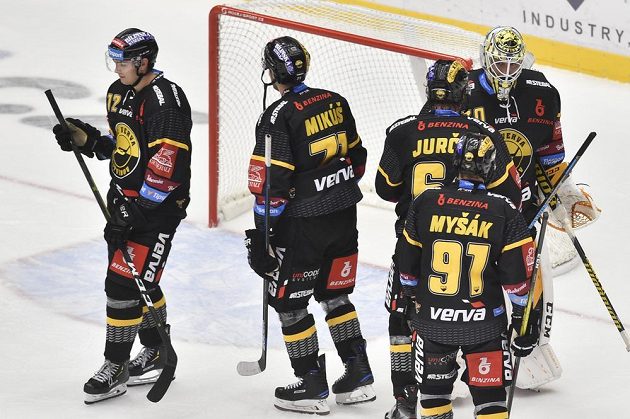 Zleva litvínovští hráči Pawel Zygmunt, Juraj Mikúš, Ondřej Jurčík, Jan Myšák a brankář David Honzík po skončení zápasu v Třinci.