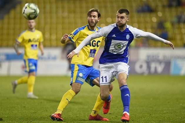 Teplický fotbalista Jan Hošek si mladoboleslavského střelce Nikolaje Komličenka během utkání pečlivě hleděl.