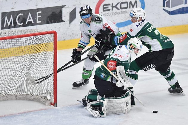 Jakub Orsava (vlevo) z Boleslavi a brankář Tomáš Závorka a Tomáš Dvořák z Karlových Varů.